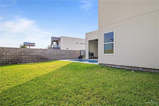 view of yard featuring a patio