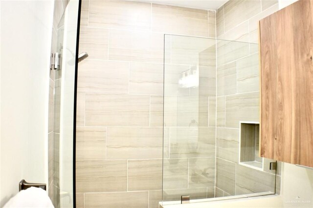 bathroom featuring tiled shower