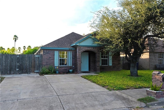 view of front of property featuring a front lawn