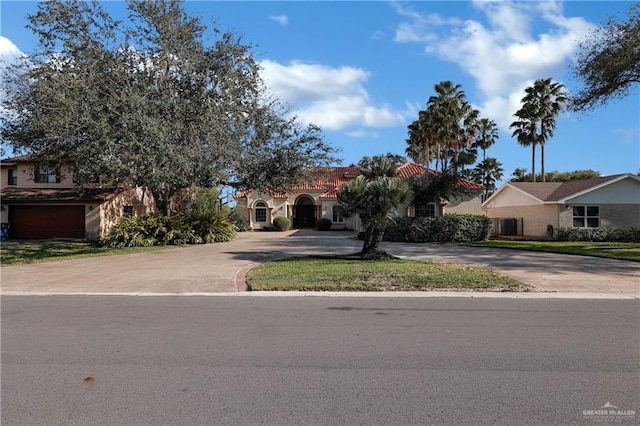 view of front facade featuring concrete driveway