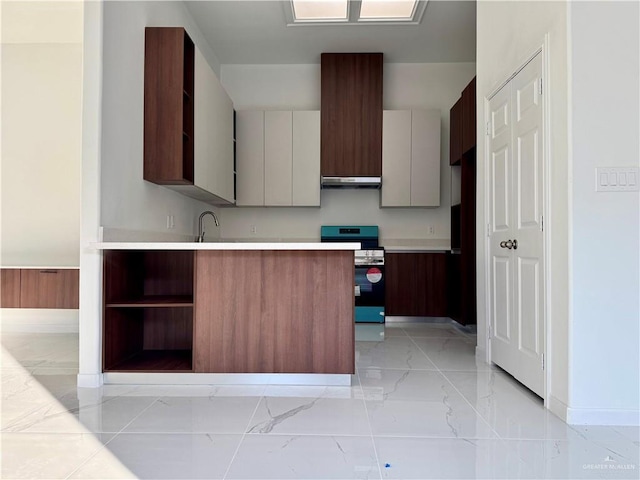 kitchen with sink, kitchen peninsula, and electric stove