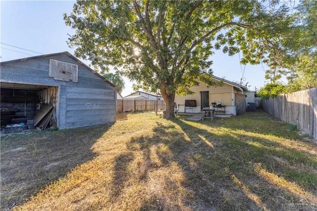 view of yard with an outdoor structure