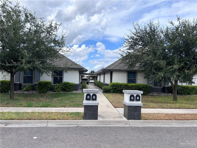 view of front of house featuring a front yard