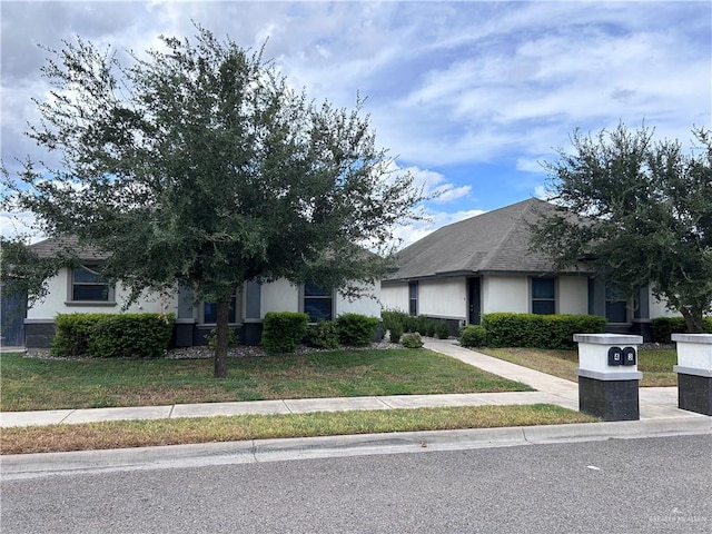 view of front of home featuring a front yard