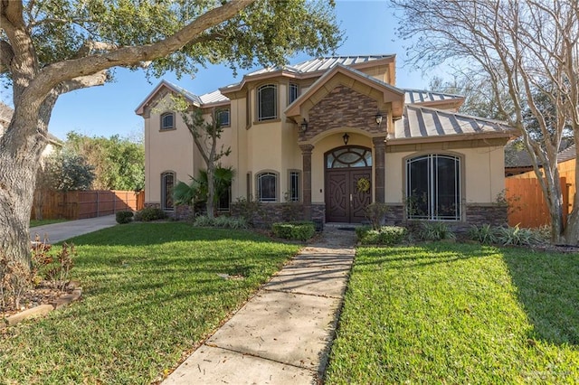 view of front of property featuring a front lawn