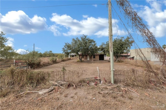 view of yard featuring a rural view