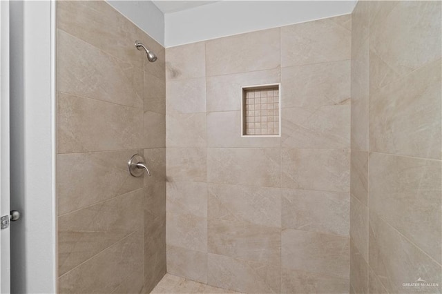 bathroom featuring tiled shower