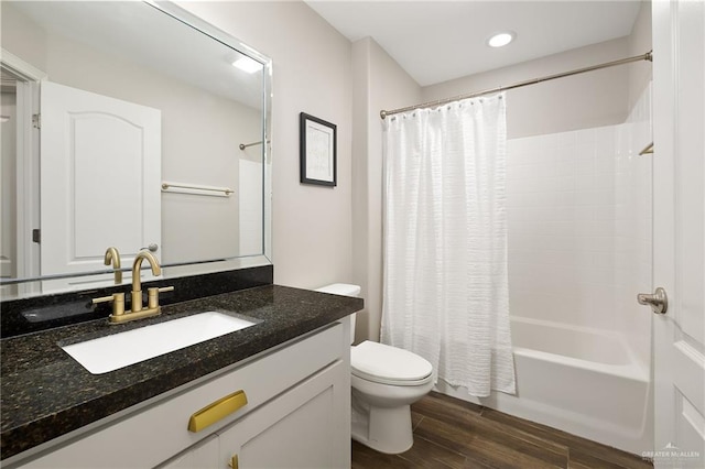 7719 N 39th Ln, Mcallen, TX 78504 - full bath featuring vanity, wood finished floors, toilet, shower / bath combination with curtain, and recessed lighting