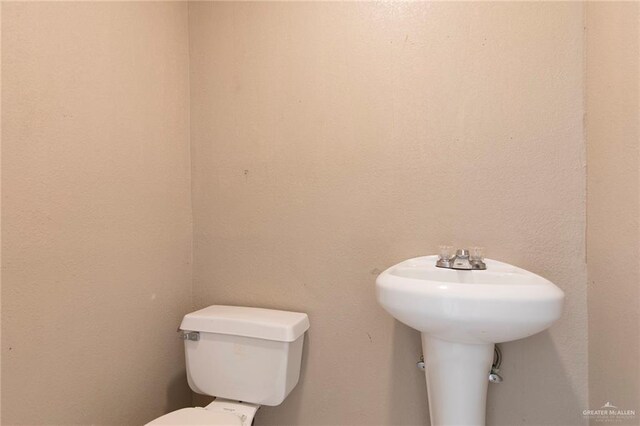 2915 Roselawn Dr, Weslaco, TX 78596 - half bath with toilet