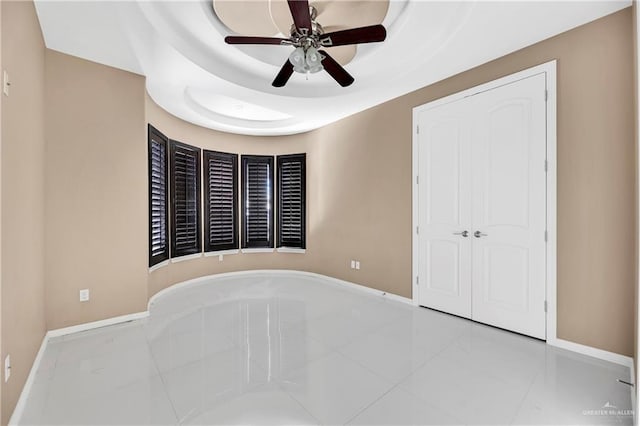 unfurnished bedroom featuring ceiling fan and a closet