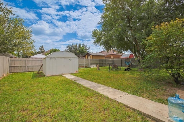 view of yard featuring a shed