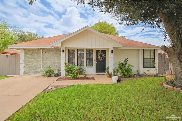 single story home with a front yard