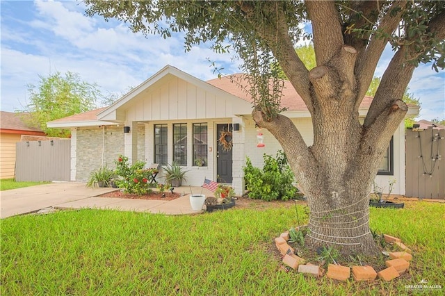 view of front of home with a front lawn