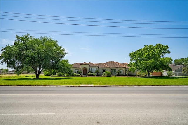 view of front facade featuring a front lawn