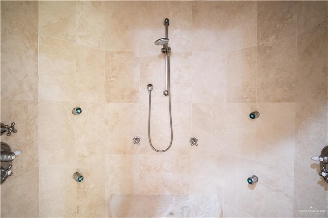 bathroom featuring tiled shower