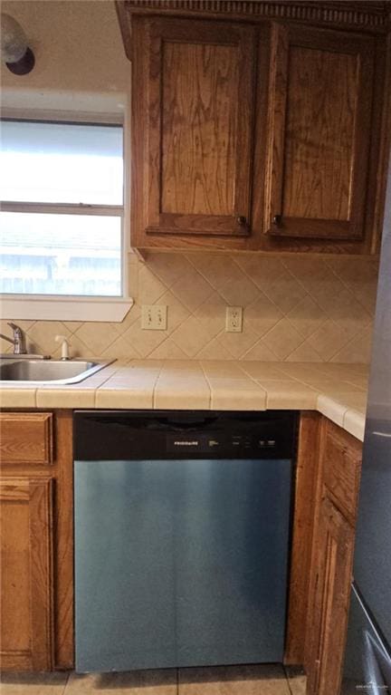 kitchen with sink, stainless steel appliances, and decorative backsplash