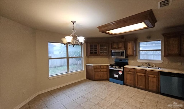 kitchen with sink, decorative light fixtures, an inviting chandelier, tasteful backsplash, and appliances with stainless steel finishes