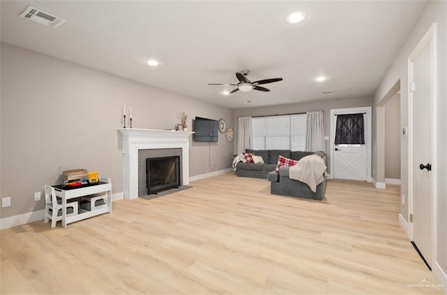 living room featuring light hardwood / wood-style floors and ceiling fan