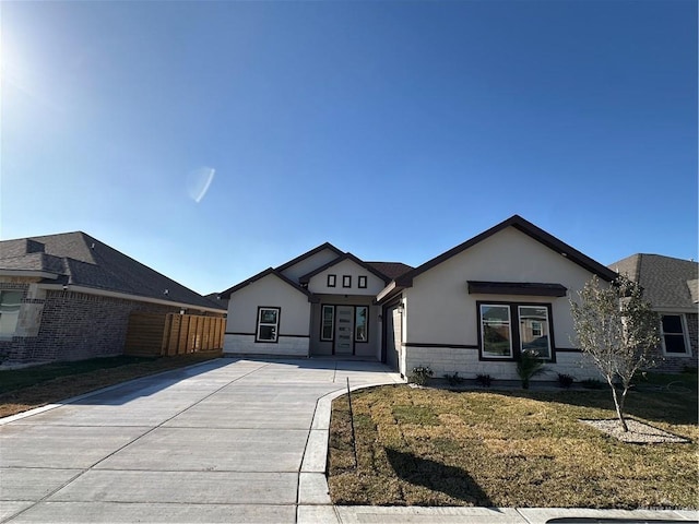 view of front of property featuring a front yard