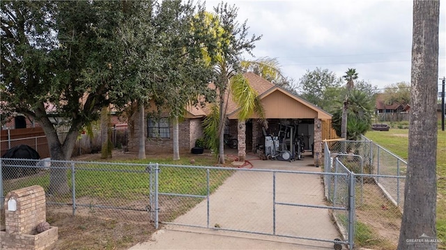 view of front facade with a front yard