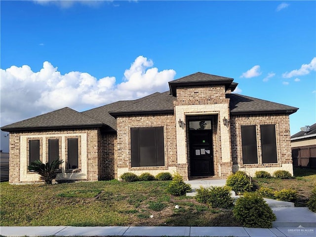 view of front of property featuring a front lawn