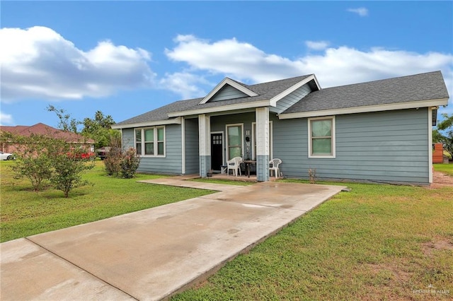 view of front of property featuring a front yard