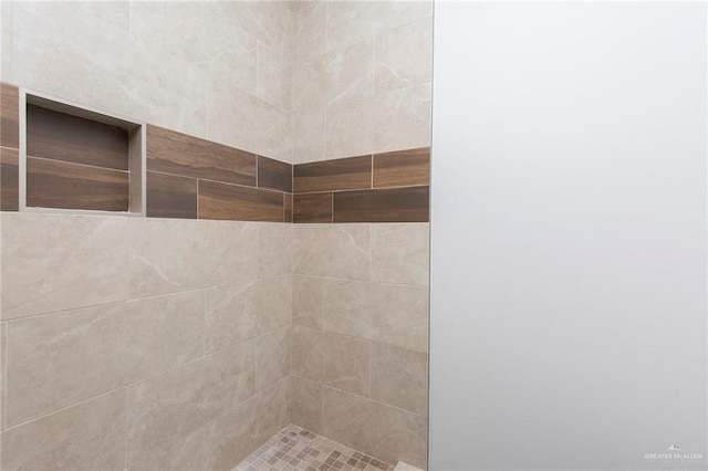 bathroom featuring tiled shower