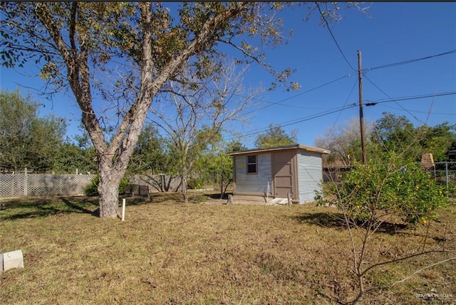 view of yard with a storage unit