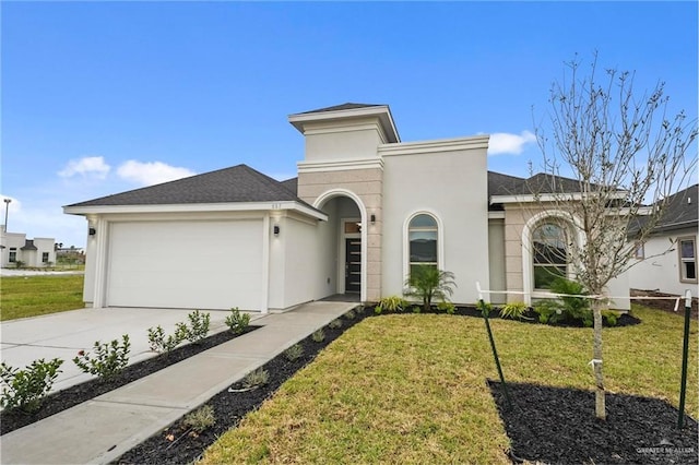 view of front of property featuring a front yard and a garage