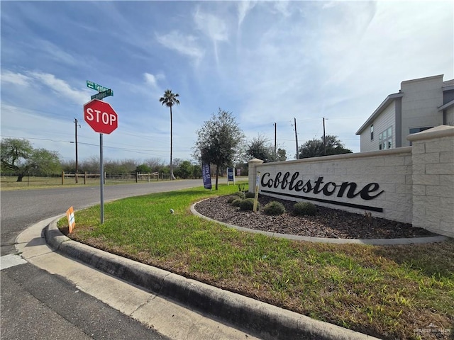 community / neighborhood sign featuring a yard