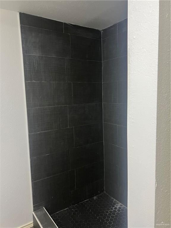 bathroom featuring a tile shower