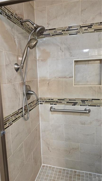 2422 Starling Cir E, Palmview, TX 78572 - full bathroom with a tile shower