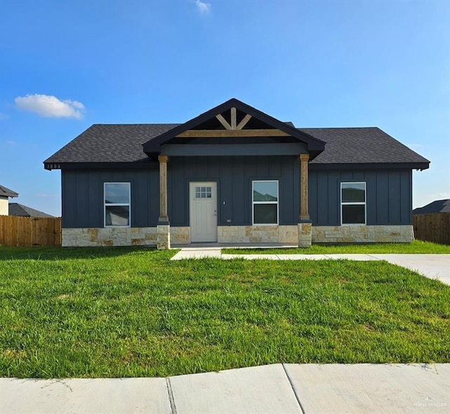 view of front of property featuring a front lawn