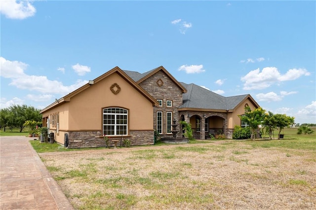 view of front facade with a front yard