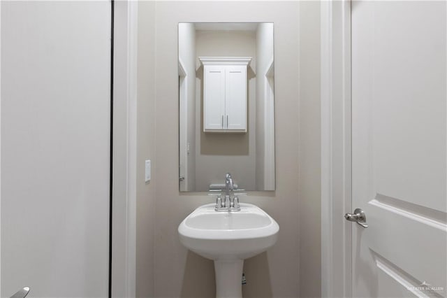 bathroom featuring a sink