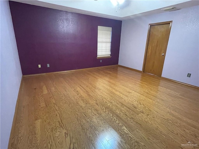 unfurnished room featuring light hardwood / wood-style flooring and ceiling fan