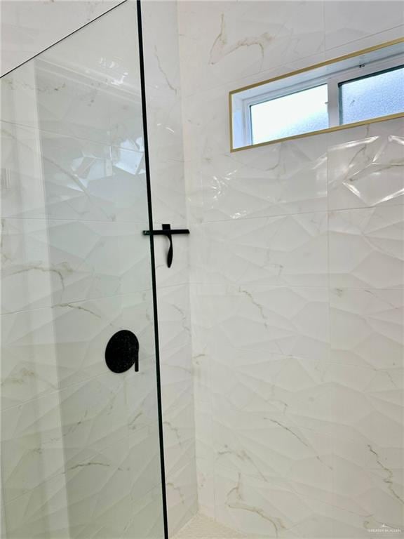 bathroom featuring tiled shower