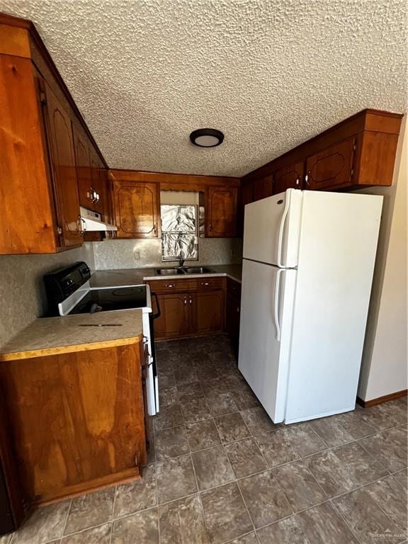 kitchen with decorative backsplash, electric range oven, a textured ceiling, sink, and white fridge