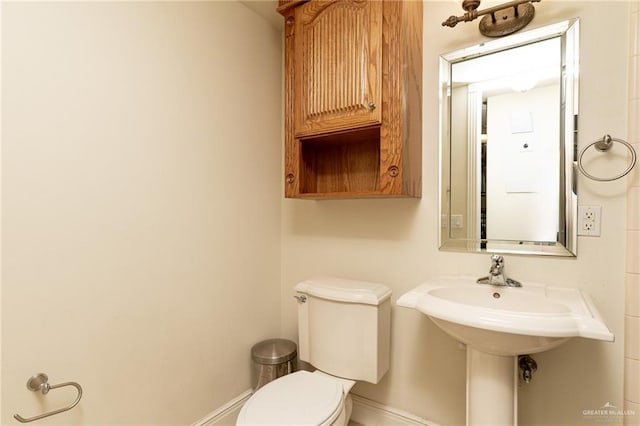 5501 N 8th St, Mcallen, TX 78504 - bathroom with toilet and baseboards