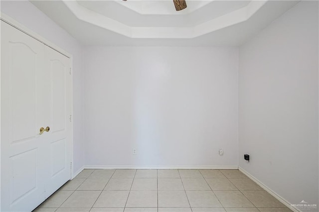 unfurnished room with a raised ceiling and ceiling fan