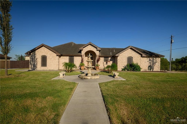 view of front of home featuring a front yard