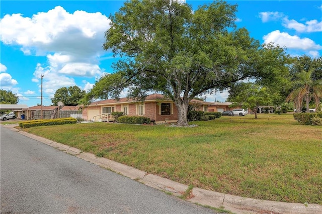 ranch-style house featuring a front yard