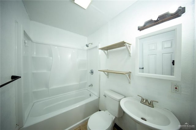 201 E Durango Dr, Pharr, TX 78577 - bathroom featuring toilet, a sink, and bathing tub / shower combination