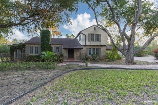 view of front of home featuring a front yard