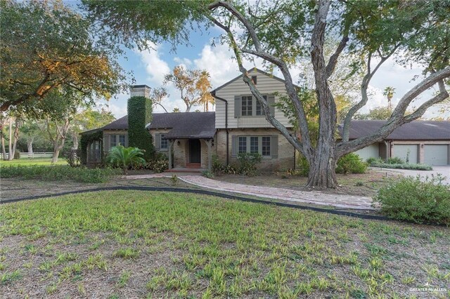 view of front facade featuring a garage and a front lawn