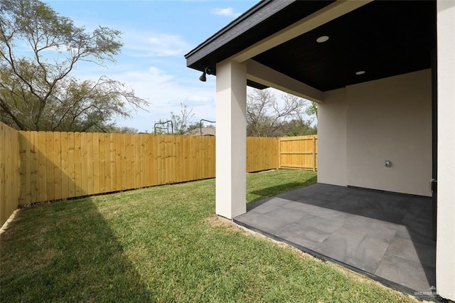 view of yard featuring a patio area