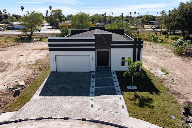 view of front facade featuring a garage