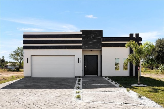 view of front facade featuring a garage