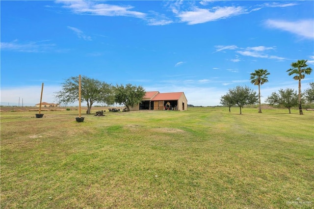 view of yard featuring a rural view