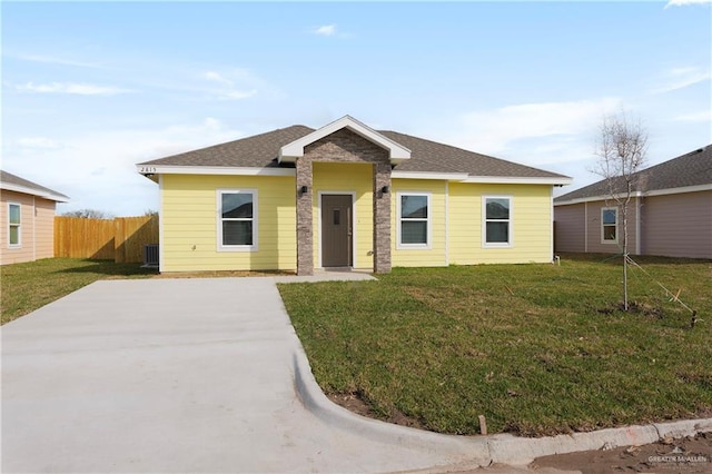 view of front of house featuring a front yard